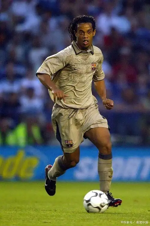 足球场上留 足球场上留